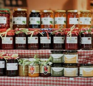 Uma foto com vários potes de geleias em prateleiras para demonstrar e experiência sobre o paradoxo da escolha e a lei de Hicks