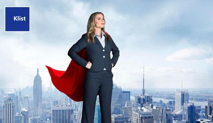 Mulher executiva com capa de super-heroína mostrando as vantagens da metodologia 1-3-5